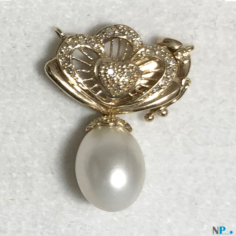 Fermoir bijou en Or 14k avec 20 diamants et sa jolie perle d'eau douce en forme de goutte.